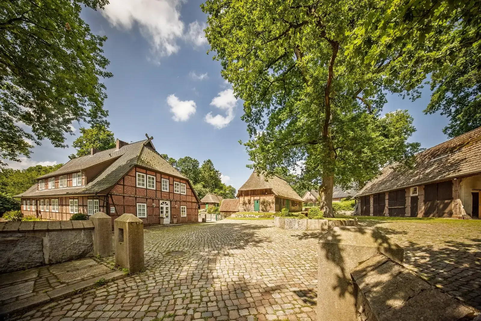 Denkmalgeschützter Heidehof Oberhaverbeck mit Fachwerk, Reetdach und historischen Stallgebäuden